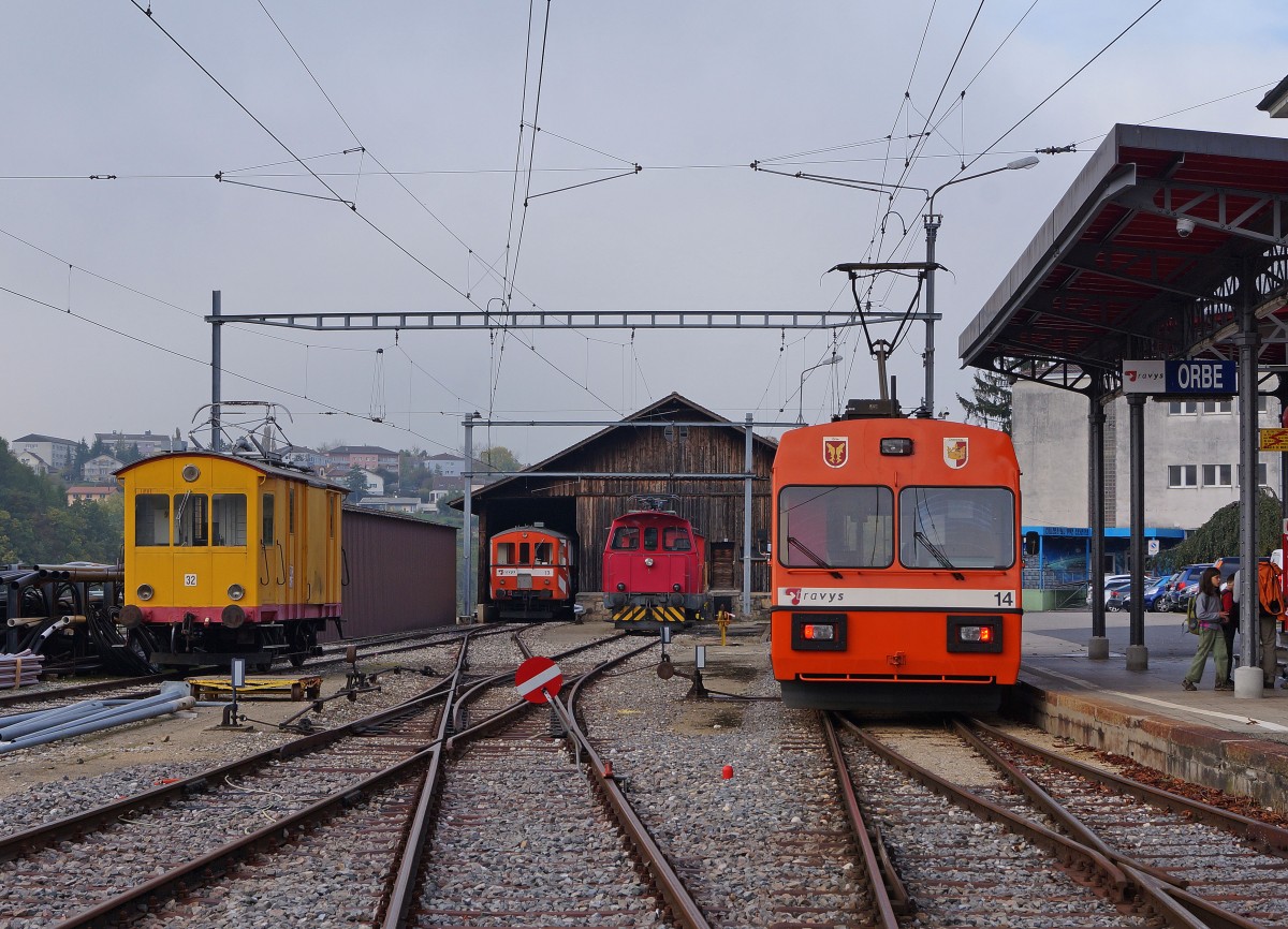 TRAVYS/OC: Fahrzeugparade in Orbe am 22. Oktober 2013 mit De 2/2 32 (1902/1928), BDe 4/4 13 (1920), E 2/2 1 (1970) und Be 2/2 14 (1990) im Plandienst. Beim Be 2/2 14 handelt es sich um eine Einzelanfertigung der Firmen Stadler/ABB. 
Foto: Walter Ruetsch