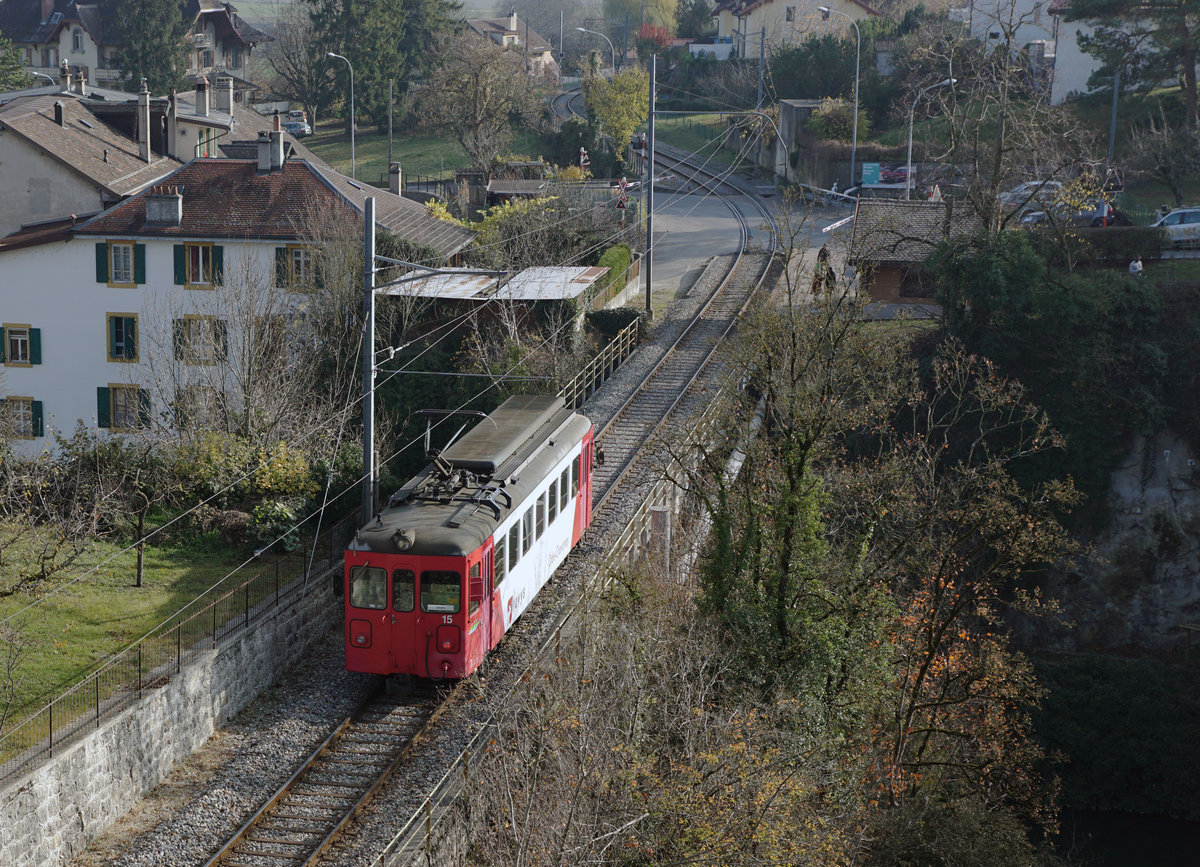 TRAVYS/OC: Impressionen der Chemin de fer Orbe-Chavornay vom 17. November 2017.
Für die Bewältigung des Personenverkehrs auf dem Streckenabschnitt Orbe - Chavrornay mit den vier Haltestellen Orbe, St-Eloi, Les Granges (Orbe) und Chavornay auf einer Streckenlänge von 3,898 Km stehen TRAVYS nur zwei Triebwagen und ein Steuerwagen zur Verfügung. 
Dies sind:
Be 2/2 14 (1990) Einzelanfertigung von Stadler
BDe 4/4 15 (1960/2006) ehemals Sihltal-Zürich-Uetliberg-Bahn
Bt 51 (1960/2006)ehemals Sihltal-Zürich-Uetliberg-Bahn
Foto: Walter Ruetsch 