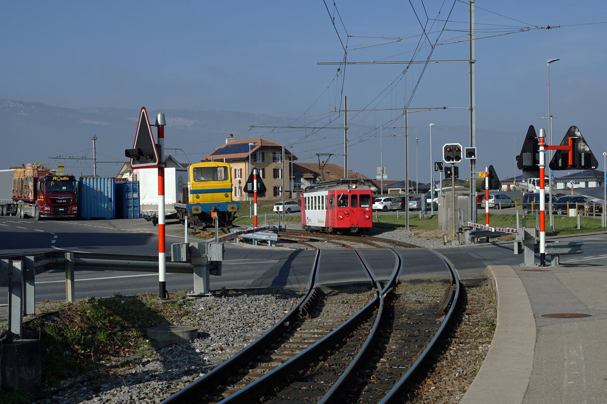 TRAVYS/OC: Impressionen der Chemin de fer Orbe-Chavornay vom 17. November 2017.
Für die Bewältigung des Personenverkehrs auf dem Streckenabschnitt Orbe - Chavrornay mit den vier Haltestellen Orbe, St-Eloi, Les Granges (Orbe) und Chavornay auf einer Streckenlänge von 3,898 Km stehen TRAVYS nur zwei Triebwagen und ein Steuerwagen zur Verfügung. 
Dies sind:
Be 2/2 14 (1990) Einzelanfertigung von Stadler
BDe 4/4 15 (1960/2006) ehemals Sihltal-Zürich-Uetliberg-Bahn
Bt 51 (1960/2006)ehemals Sihltal-Zürich-Uetliberg-Bahn
Foto: Walter Ruetsch 