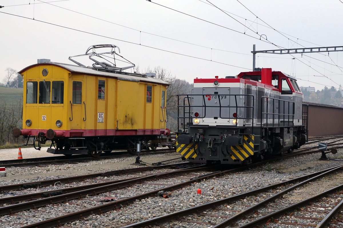 TRAVYS/OC:
Impressionen der Chemin de fer Orbe-Chavornay vom 17. November 2017.
TRAVYS betreibt die Bahnstrecken Yverdon  les Bains - St. Croix YStC, Vallorbe - Le Brassus PBr, Orbe - Chavornaye OC sowie den Stadtbus Yverdon-les-Bains und mehrere Autobuslinien der Region Orbe, Chavornaye, Vallorbe. Auf der früheren OC geniesst seit Jahren vor allem der Güterverkehr den höheren Stellenwert als der Personenverkehr.
Im neuen Farbkleid von TRAVYS präsentiert sich auf der ehemaligen OC nur die neue Am 842 705-6. Ausgeliefert wurde sie an Tamoil RSO Services S.A., Raffinerie de Collombey im Jahre 2011. Nach deren Schliessung wurde sie am 12. April 2016 von TRAVYS für den Güterbetrieb auf der Strecke Nestlé - Chavornaye übernommen. In der engeren Umgebung vom Bahnhof Chavornay ist auch SBB Cargo mit einer Am 843 im Rangierdienst tätig.
Infolge der zahlreichen Rangierfahrten verkehren die Personenzüge der OC nur noch am Nachmittag. Am Morgen stehen Bahnersatzbusse von TRAVYS im Dienst.
Foto: Walter Ruetsch    

