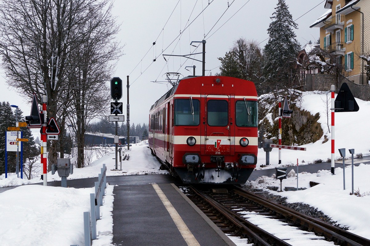 TRAVYS/PBr: Vom Val-de-Travers in das Vallée de Joux. Zur Zeit verkehrt der Schülerzug mit RBDe 567 315, B 503520-33301-7 und dem Abt 202 ex TRN/RVT. Der RBDe 567 315 noch mit dem alten RVT-Anstrich schiebt den Pendel weiter nach Le Pont. Die Aufnahme ist am 4. März 2014 in Le Lieu entstanden.
Foto: Walter Ruetsch