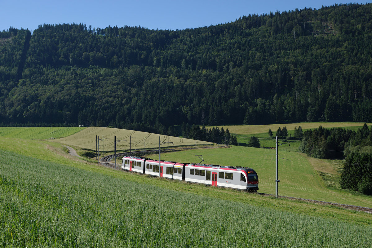 TRAVYS/YStC: Am frühen Morgen des 19. Juli 2016 schlängelt sich einer der drei neuen Triebzüge, bestehend aus Be 4/4 + AB + Be 4/4, über die letzte Steigung vor St. Croix (auf 1'200 m) zum Endbahnhof hoch.
Foto: Walter Ruetsch 