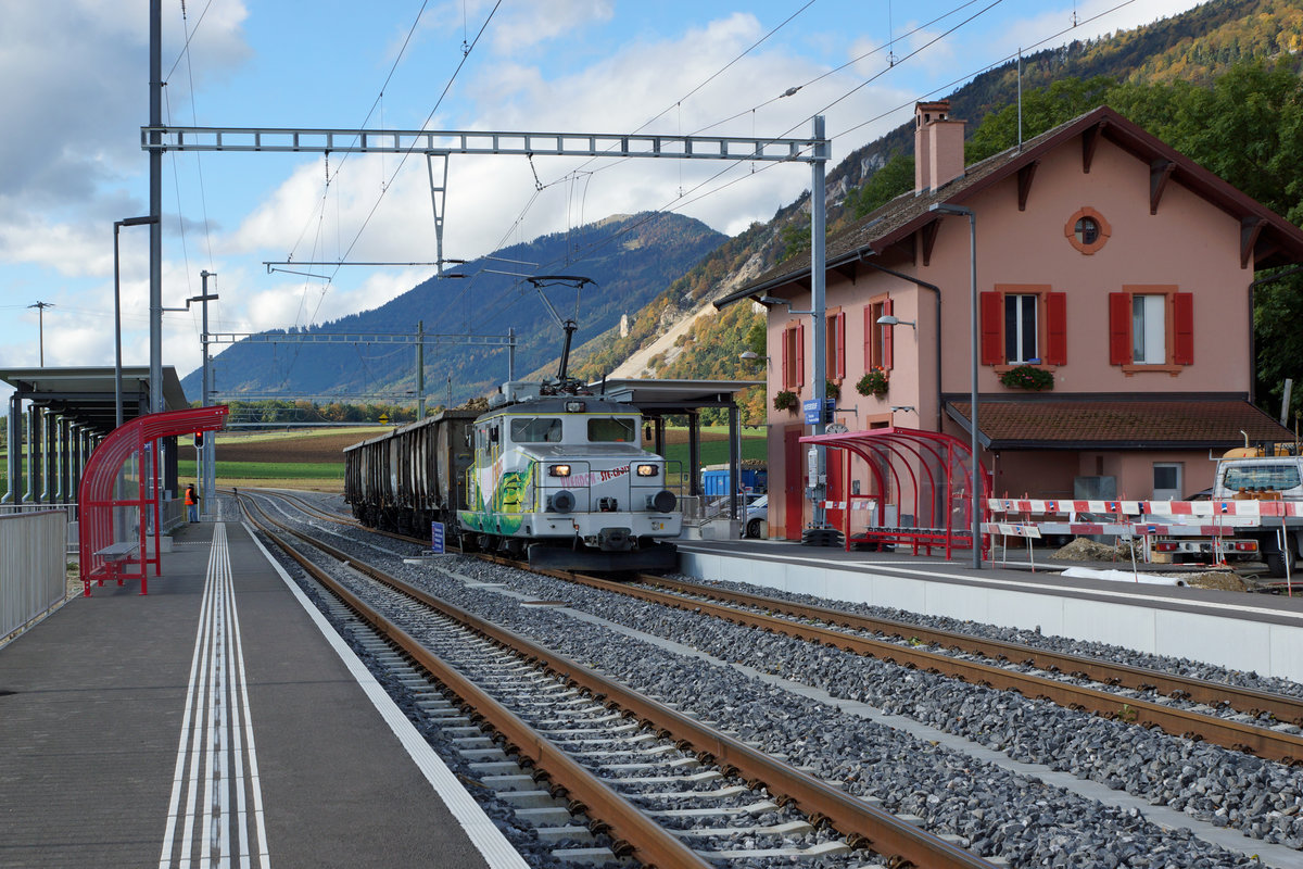 TRAVYS/YStC: Eher seltener oder sogar einer der letzten Anblicke? Ge 4/4 21 mit drei beladenen Zuckerrübenwagen auf Rollböcken bei der Haltestelle Vuiteboeuf am 20. Oktober 2016. Dem Vernehmen nach sollen die Rübentransporte auf der Schmalspurstrecke von TRAVYS ab 2017 eingestellt werden. 
Foto: Walter Ruetsch 