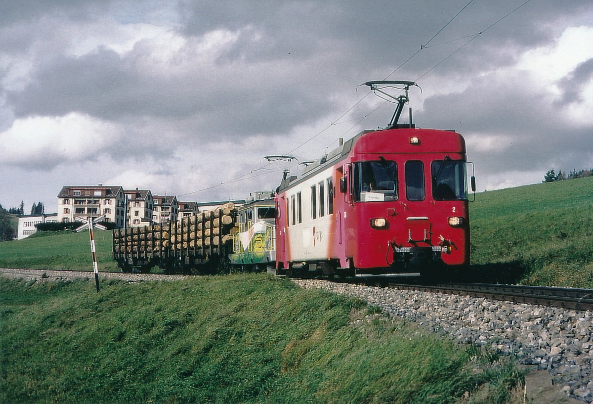 TRAVYS/YStC: Holzzüge im Jura auf schmaler Spur unterwegs im Jahre 2002. Be 4/4 2, 1981 und Ge 4/4 21, 1950 unterhalb unterhalb Sainte-Croix.
Foto: Walter Ruetsch
