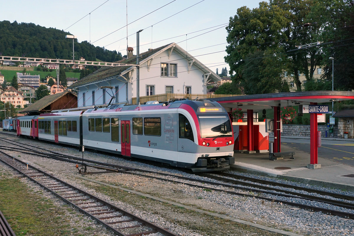 TRAVYS/YStC Yverdon - Sainte-Croix
ALT UND NEU VEREINT
Neuer Triebzug mit Bt 51 in Sainte-Croix auf den nächsten Einsatz wartend am 29. August 2018.
Foto: Walter Ruetsch