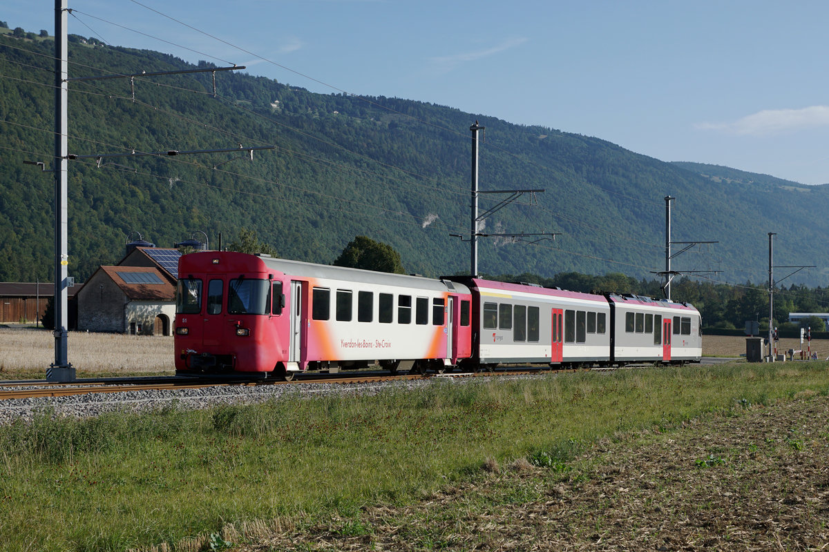 TRAVYS/YStC Yverdon - Sainte-Croix
ALT UND NEU VEREINT
Neuer Triebzug mit Bt 51 bei Vuiteboeuf unterwegs am 29. August 2018.
Foto: Walter Ruetsch
