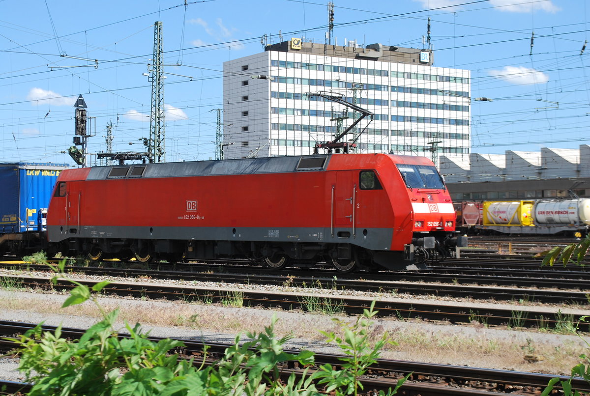 Traxx BR 152 056-8 wartet im Würzburger Hbf vor Grün mit einem Containerzug. 8. Juni 2019.