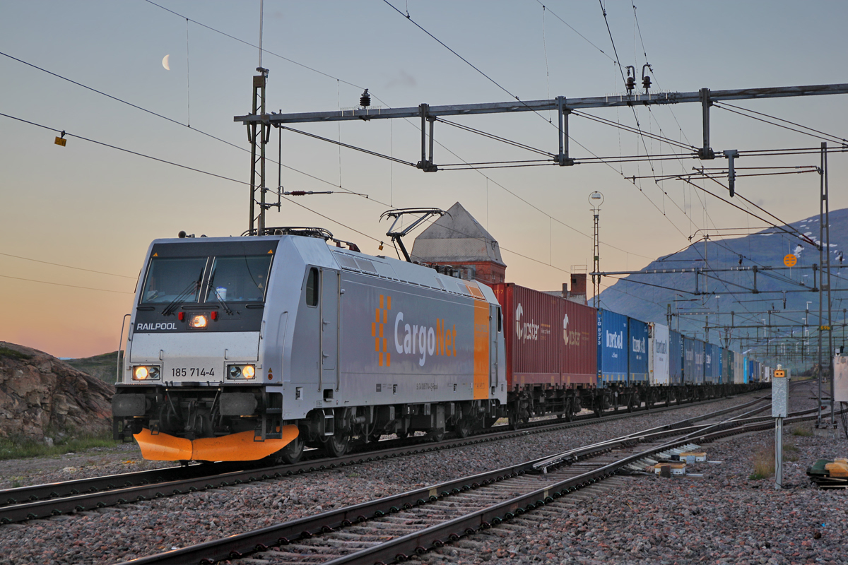 Traxx F 140 185-714-4 kommt morgens am 20.7.2014 um kurz nach 1 nachts  beim Bf Vassijaure vorbei.