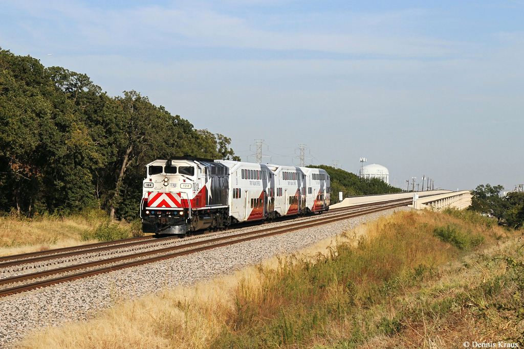 TRE 124 (EMD F59PH) mit Zug 2937 am 06.10.2015 in Dallas, Texas.