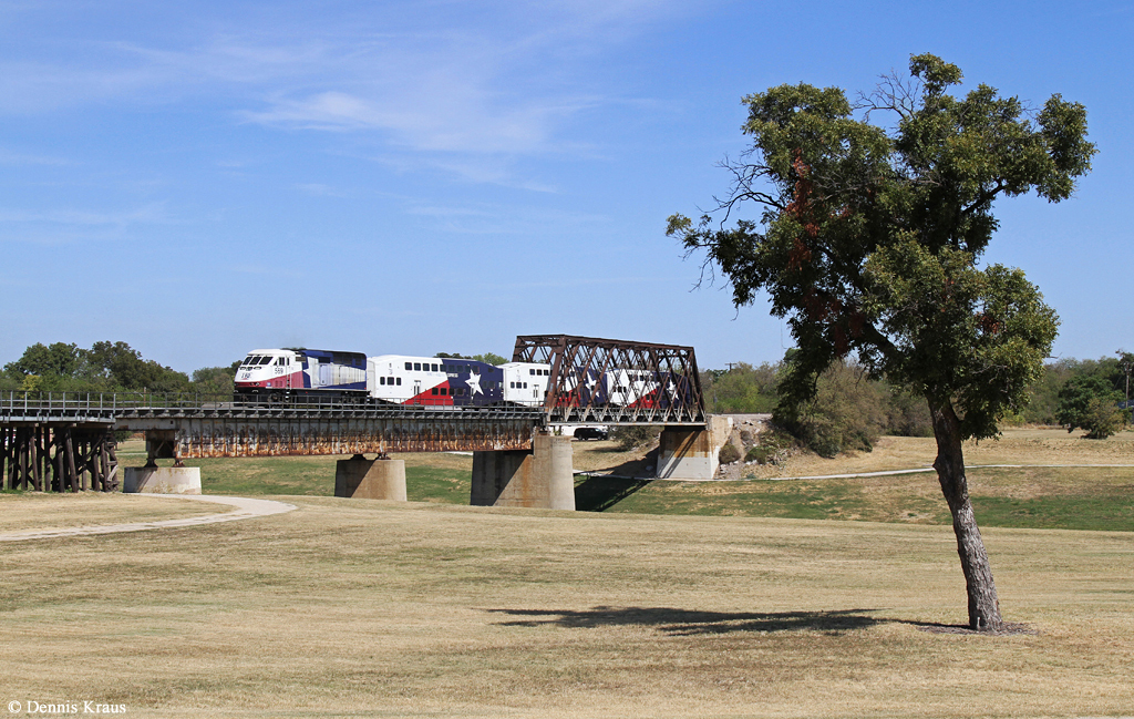 TRE 569 (EMD F59PHI) mit Zug 2926 am 06.10.2015 in Fort Worth, Texas.