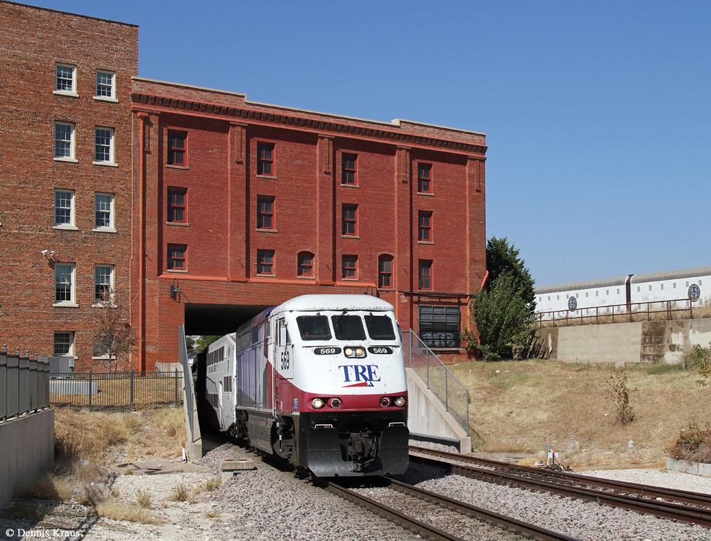 TRE 569 (EMD F59PHI) mit Zug 2927 am 12.10.2015 in Fort Worth, Texas.