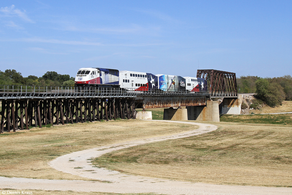 TRE 570 (EMD F59PHI) mit Zug 2927 am 06.10.2015 in Fort Worth, Texas.