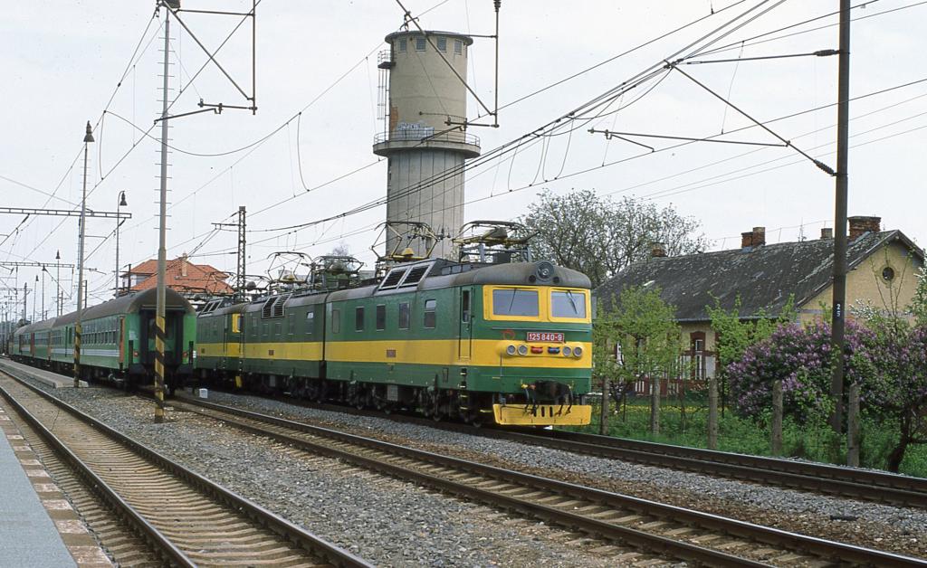 Trebisov am 2.5.2003: Breitspur in der Slowakei!
Ein Lokzug bestehend aus zwei Doppellokomotiven der Baureihe 128
fhrt rechts auf dem Breitspurgleis durch den Bahnhof. Es fhrt
die 125840.
