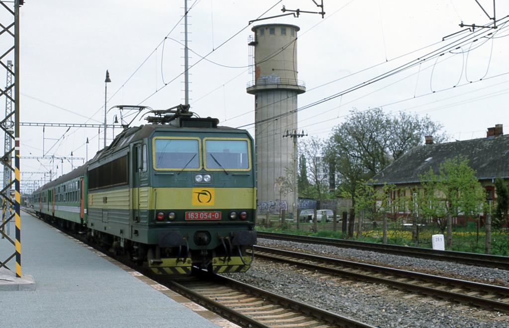 Trebisov am 2.5.2003
die slowakische Elektrolok 163054 fhrt um 11.58 Uhr mit dem Os nach
Kosice ab.