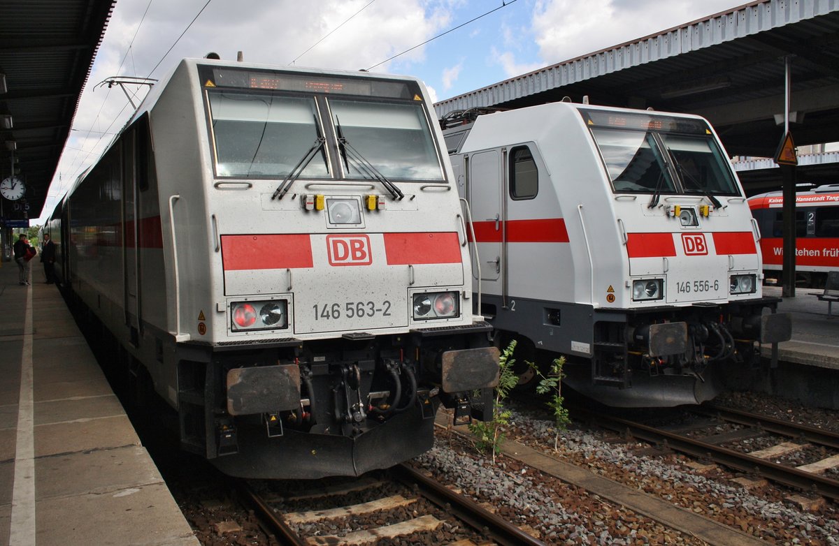 Treffen von 146 563-2 mit IC2037 von Norddeich Mole nach Leipzig Hauptbahnhof und 146 556-6 mit IC2038 von Leipzig Hauptbahnhof nach Emden Hauptbahnhof im Magdeburger Hauptbahnhof. (1.8.2016)