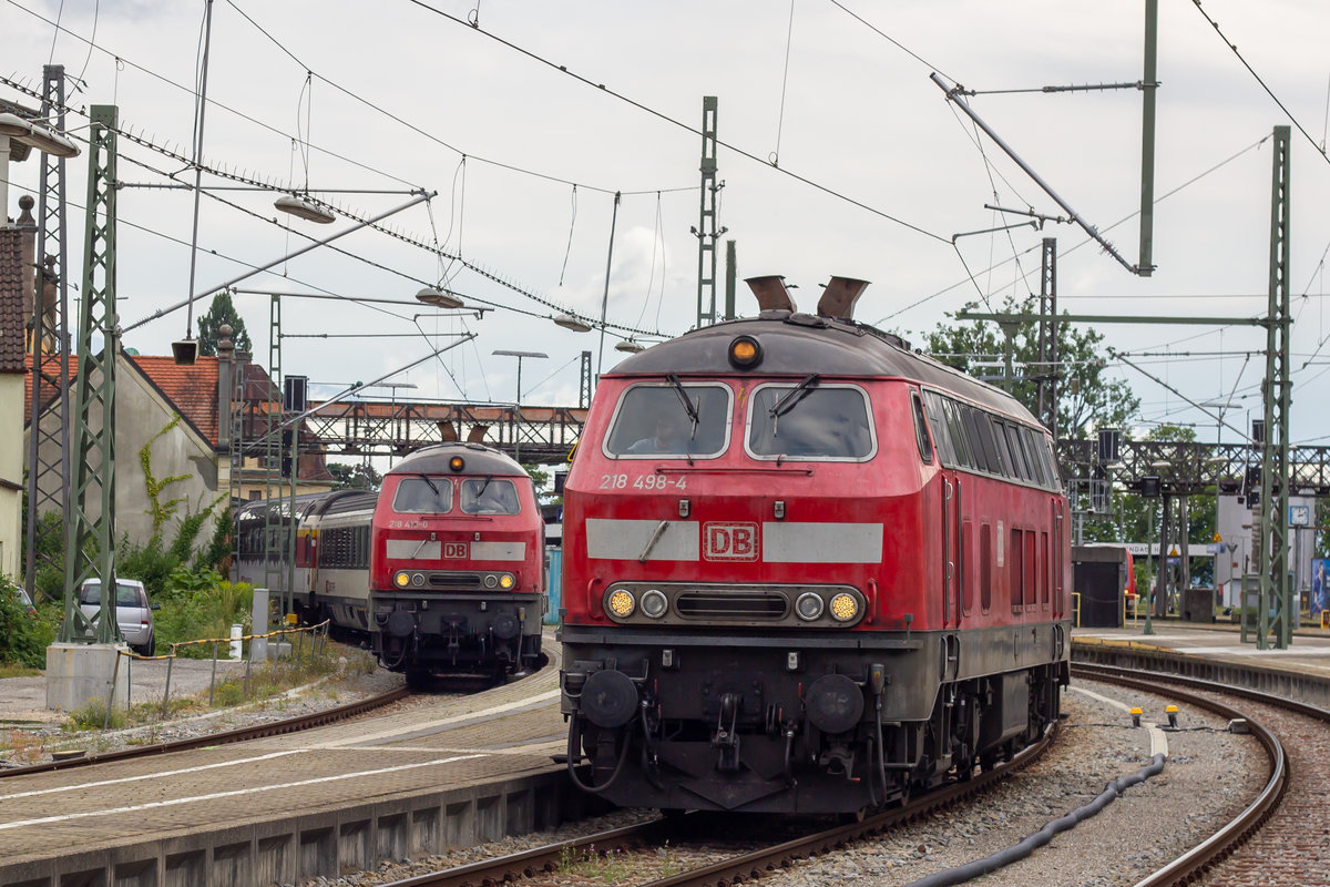 Treffen der 218er: 218 413-0 und 498-4  in Lindau Hbf. 11.7.20