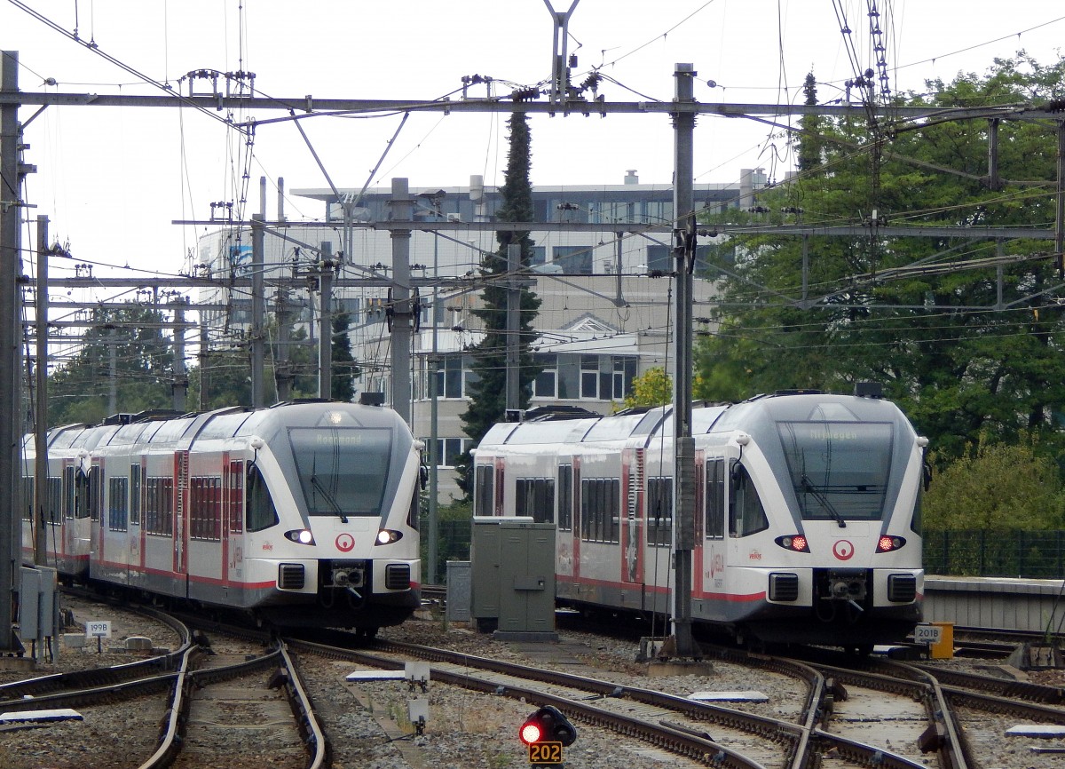 Treffen 2er Veolia Züge im Bahnhof Venlo. Links kommt der Zug nach Roermond eingefahren während rechts der Zug nach Nijmegen fährt.

Venlo 14.07.2015