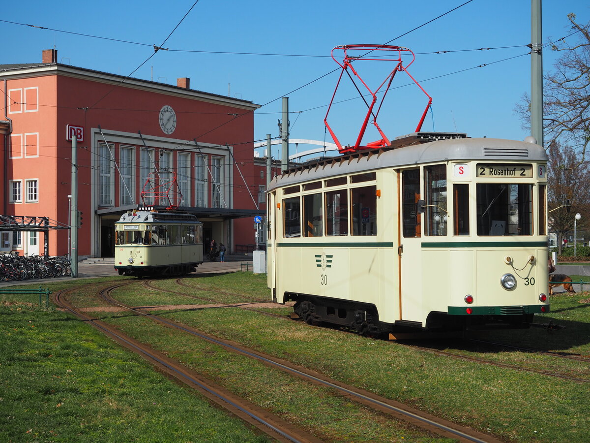 Treffen der beiden alten historischen Straßenbahnen 28 & 30 der DVG Dessau vor dem Empfangsgebäude des Hauptbahnhofs.
Anlass dieses Zusatzverkehrs auf der Linie 1 waren mehrere Führungen durch die Stadt im Rahmen der Ausstellung  Stadtwende 

Dessau, der 18.03.2023