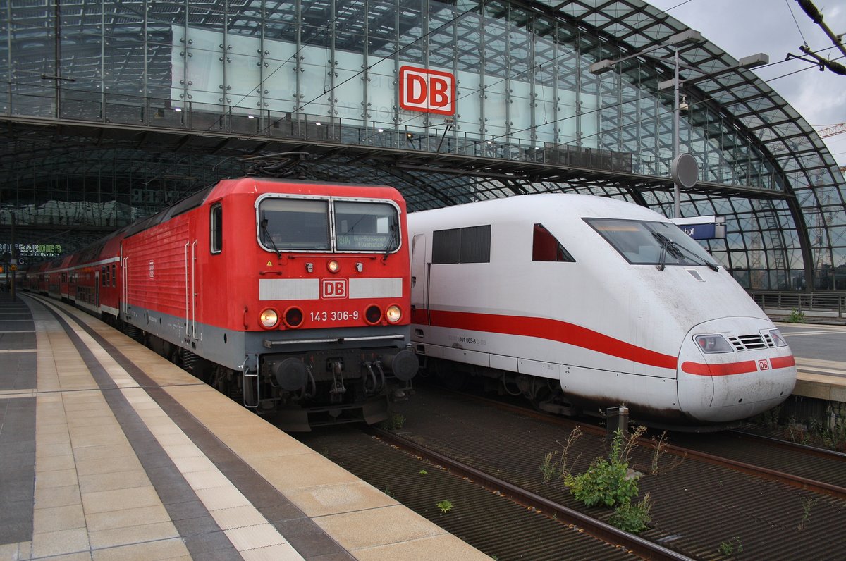 Treffen im Berliner Hauptbahnhof von 143 306-9 mit RB14 (RB18931)  Airport-Express  von Nauen nach Berlin Schönefeld Flughafen und 401 065-8 als ICE877 von Berlin Ostbahnhof nach Karlsruhe Hauptbahnhof. (2.8.2016) 