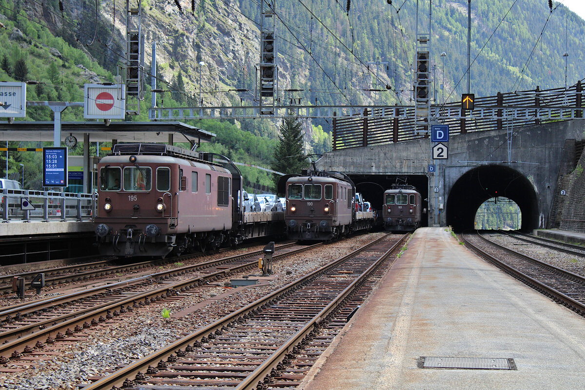 Treffen dreier bls Autoverlad am Lötschbergtunnel in Goppenstein mit Re 425 183, Re 425 190 und Re 425 195. (26.05.2023)