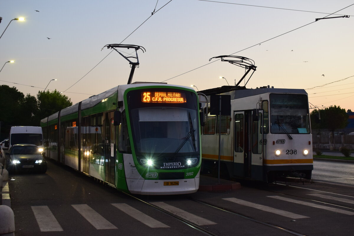 Treffen der Generationen an der Endhaltestelle C.F.R Progresul. Triebwagen 3892 gehört zur neusten Fahrzeuggeneration den Astra Imperio Metrololitan in Bukarest. 100 Fahrzeuge wurden von 2022 bis 2024 ausgeliefert und sind niederflurig mit Klimaanlage und ebenso wie der Rest der Fahrzeuge in Bukarest Einrichtungsfahrzeuge. Rechts daneben steht Triebwagen 238 vom Typ V3A. Dieser Typ wurde von 1972 bis 1990 ausgeliefert und ist mit einer Anzahl von etwa 346 Fahrzeugen bis heute auf sämtlichen Linien in Bukarest präsent.

Bukarest 04.09.2025