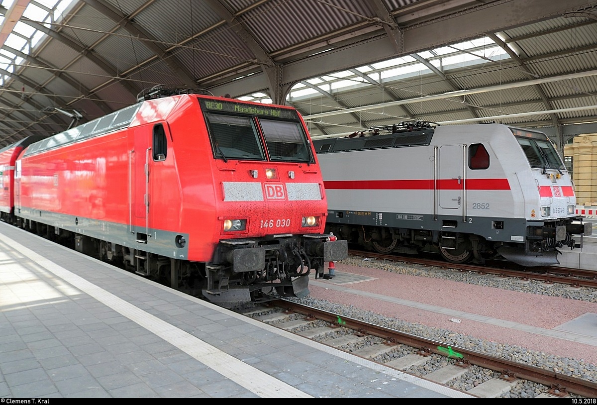 Treffen der Generationen:
146 030 der Elbe-Saale-Bahn (DB Regio Südost) als RE 16320 (RE30) von Halle(Saale)Hbf nach Magdeburg Hbf und 146 574-9 DB als IC 2440 (Linie 55) von Dresden Hbf nach Köln Hbf stehen in Halle(Saale)Hbf.
[10.5.2018 | 13:09 Uhr]