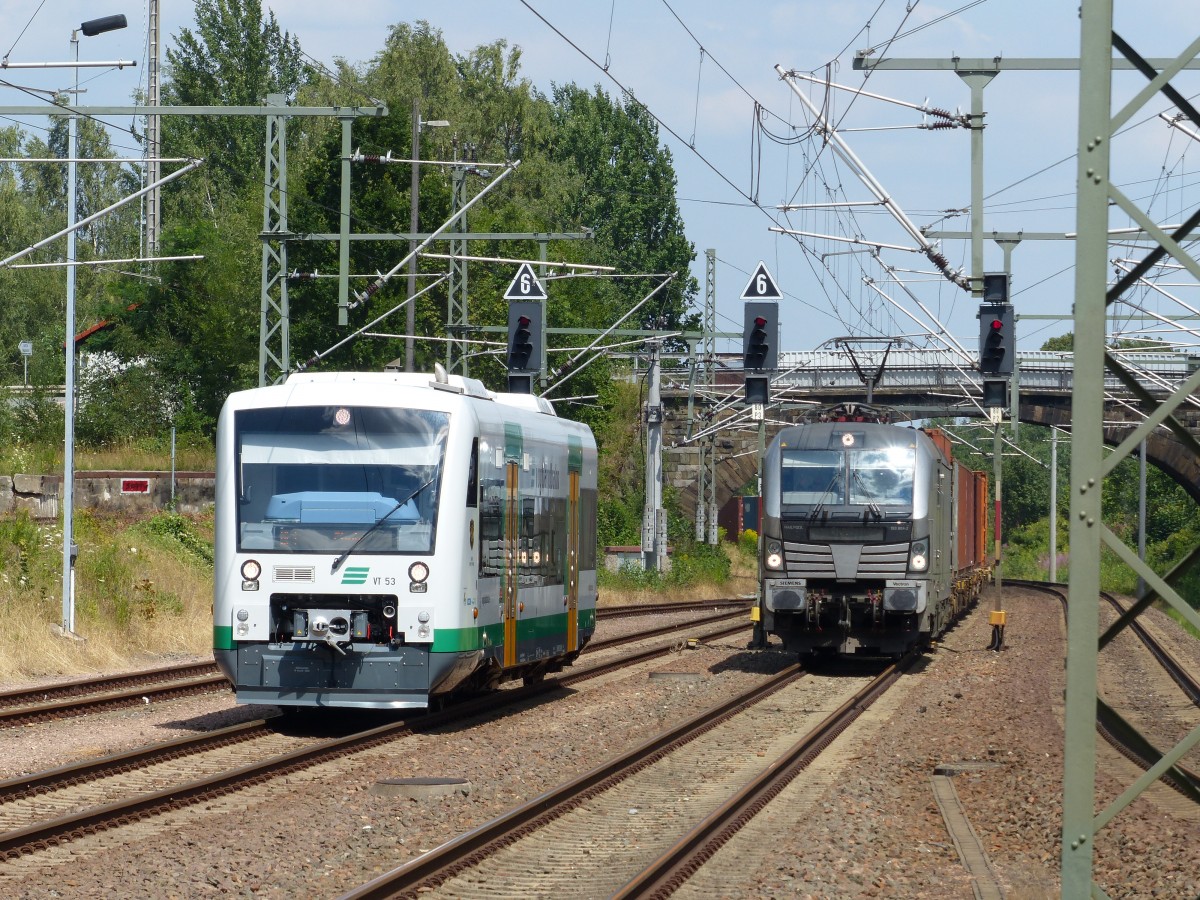 Treffen in Neumark(Vogtl.)VBG VT53 auf Rangierfahrt und Railpool 193 804 die einen Containerzug gen Westen zieht.
