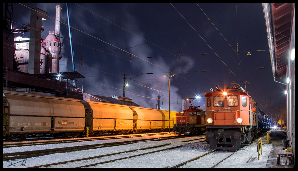 Treffen der Verschubreserven im Bahnhof Leoben Donawitz.
Aufgrund einer Bewegungsfahrt konnte die 1245.525 wieder einmal in Aktion erlebt werden. Durch gutes zusammenarbeiten zwischen allen Beteiligten konnte die betagte Dame beim bespannen der Verschubgüterzüge zwischen Leoben Donawitz und Trofaiach zum dortigen Tanklager in der 3th Kalenderwoche abgelichtet werden. 19.01.2017