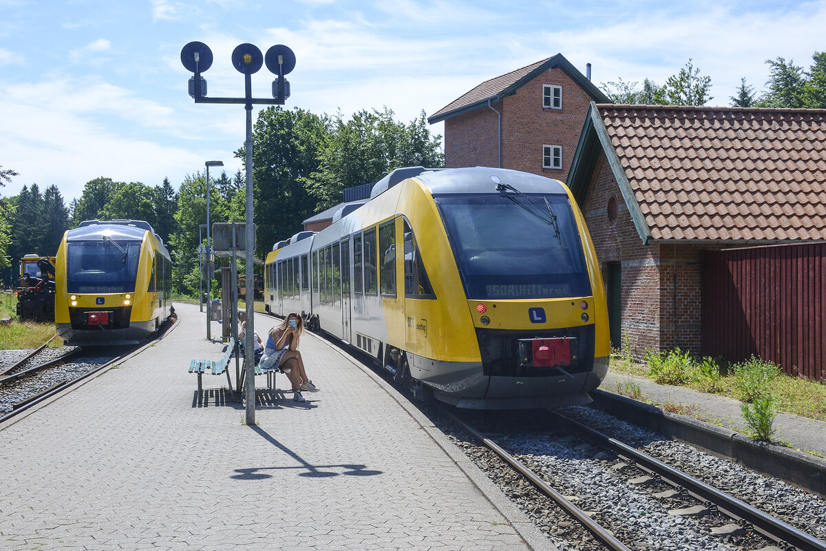 Treffen von zwei Lint 41 Dieseltriebzügen am Bahnhof Kagerup in Gribskov. Aufnhahme: 24. Juni 2023.