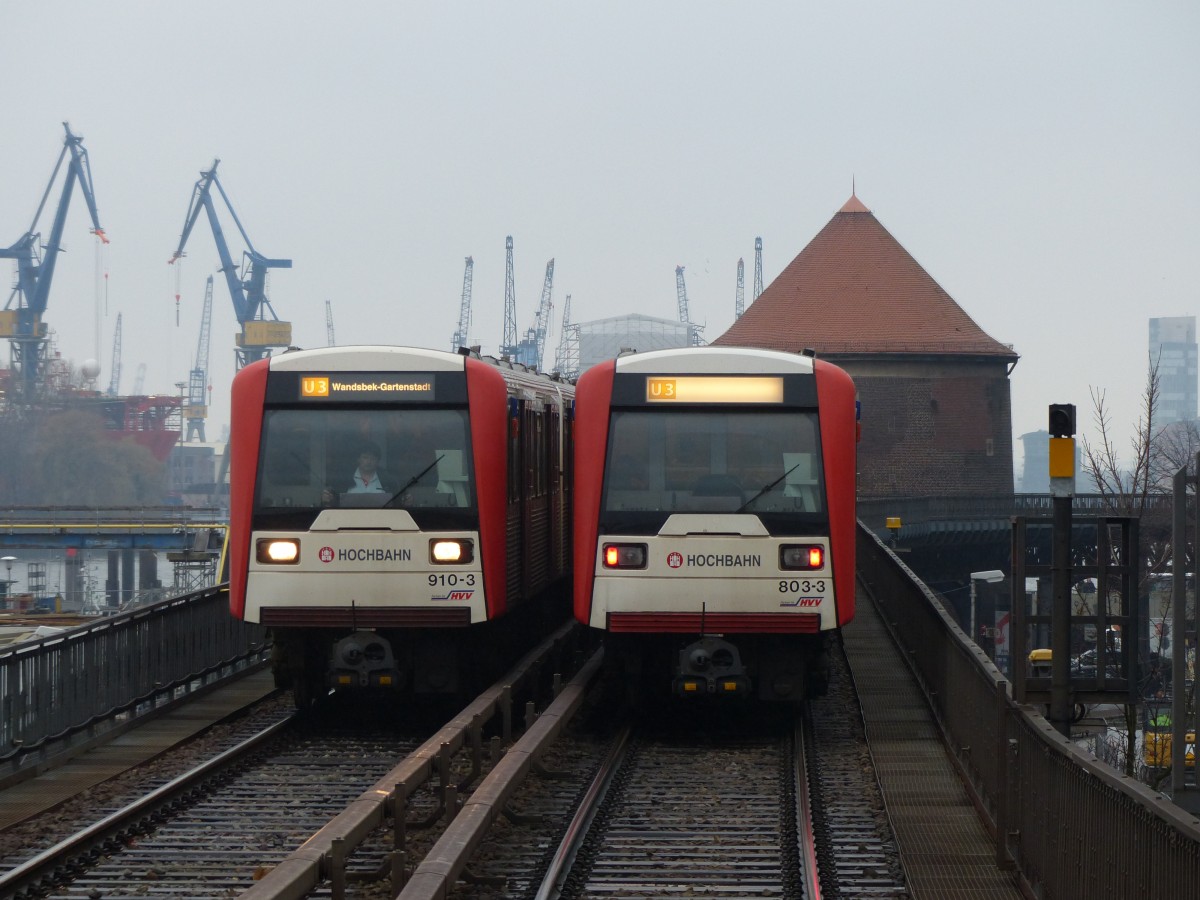 Treffen zweier Hochbahnen der Linie 3, Baureihe DT3E nahe der Station Baumwall. Fahrzeuge 910-3 und 803-3. 8.12.2013