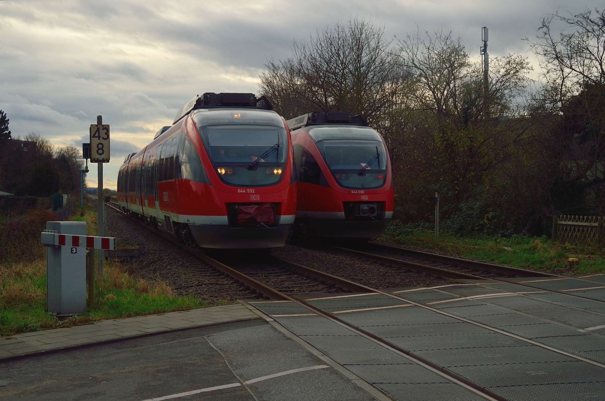 Treffen zweier RB 38 644ziger Triebzüge in Holzheim am 22.12.2015