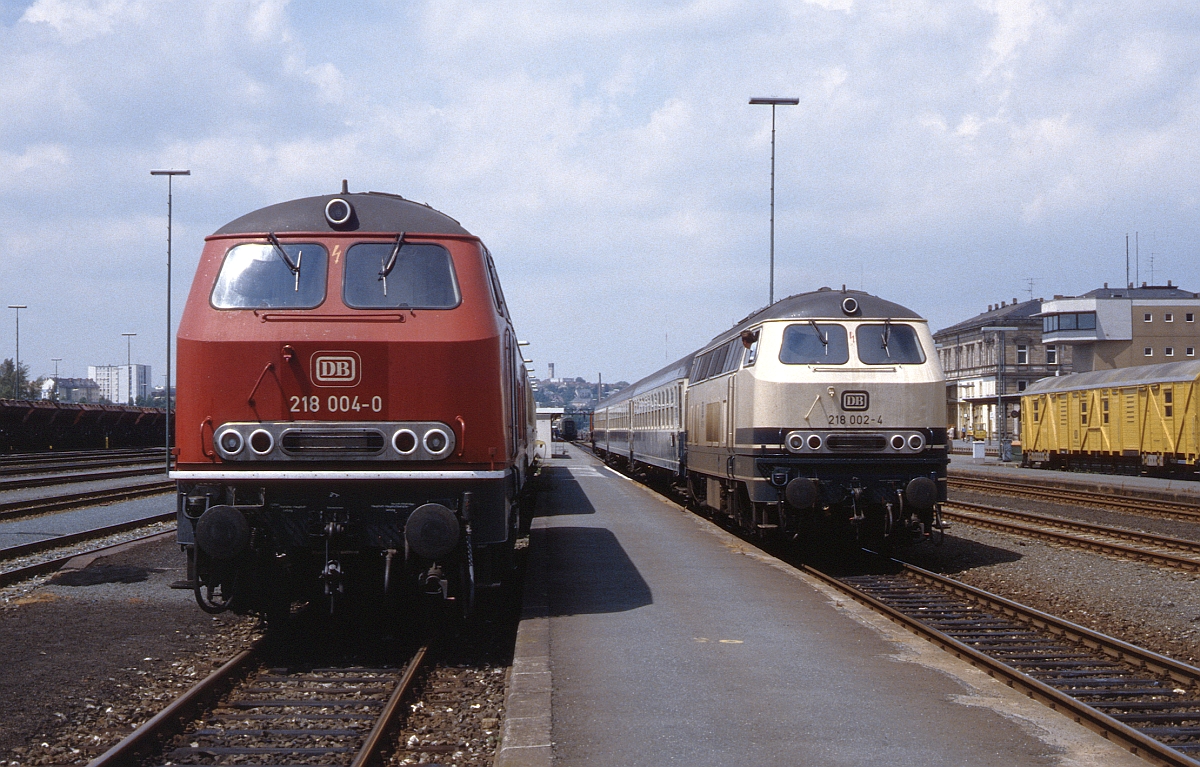 Treffen zweier Vorserien-218 im Mai 1988 in Hof.