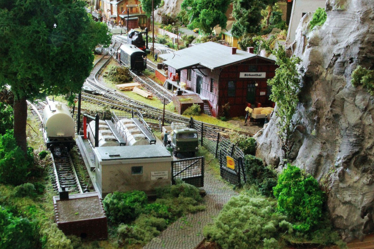 Treibstofflager am Güter-Bhf.

Anlage  Von Birkenthal nach Waldaue, Spur TT
Datum:16.04.2014