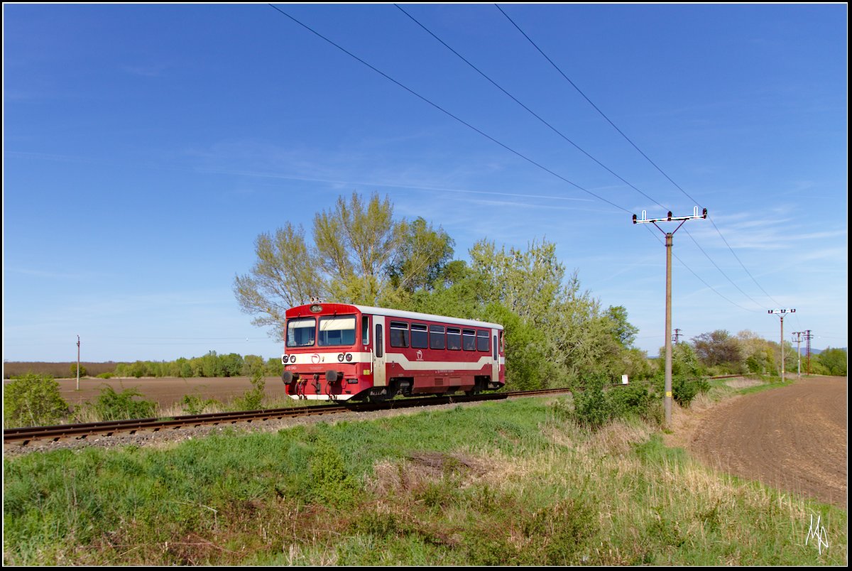 Treibwagen 812 040 als Os 2308 bei Vysoká pri Morave. (20.04.2018)