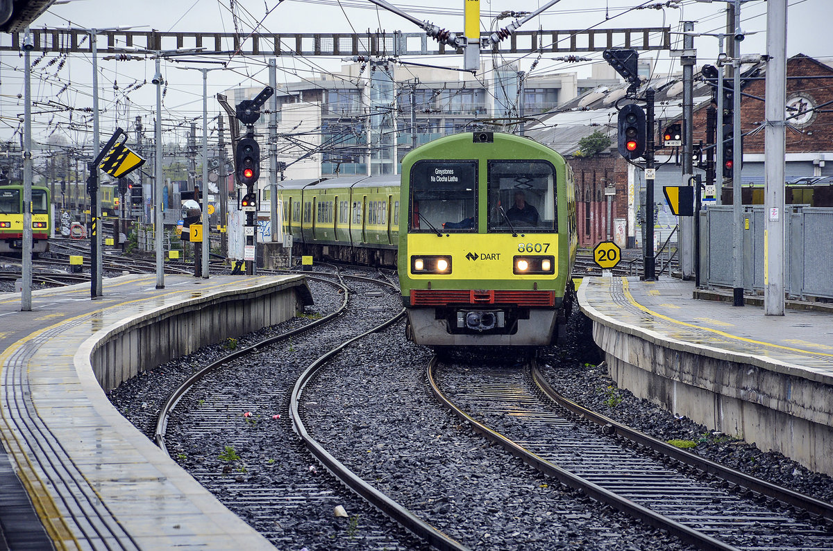 Treibzug DART (Dublin Area Rapid Transit) 8607vor dem Hauptbahnhof Connolly Station in Dublin. Aufnahme: 11. Mai 2018.