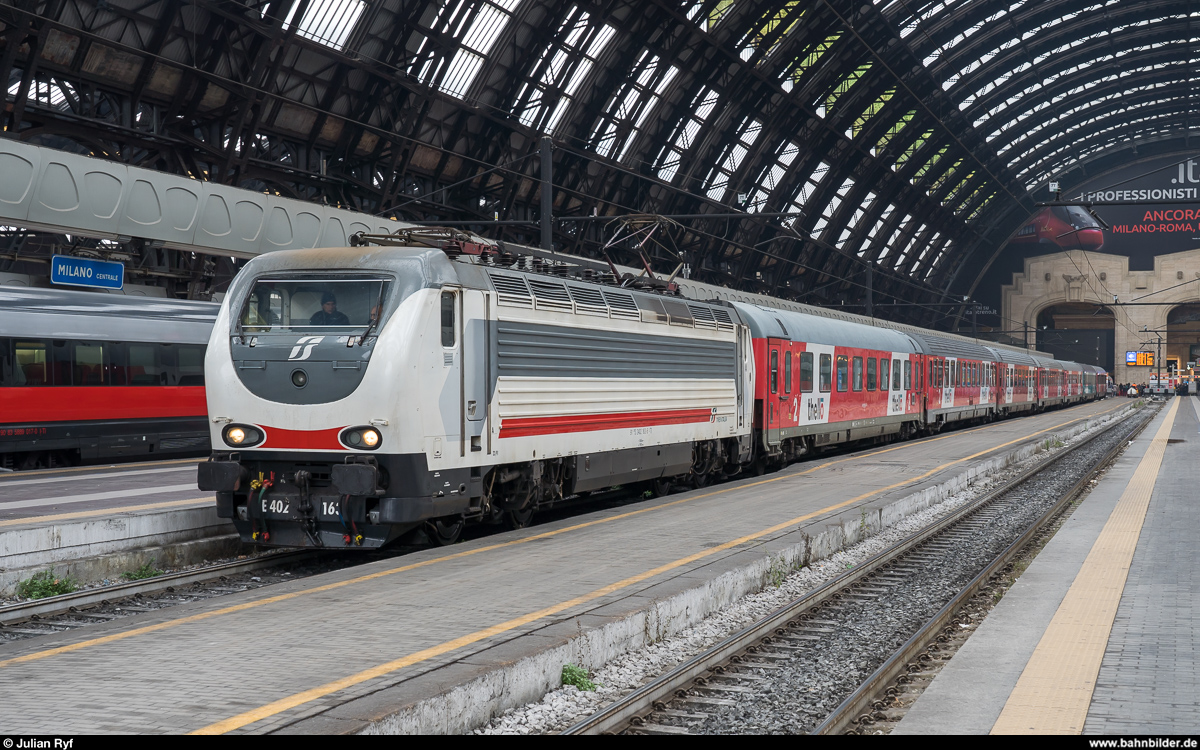 Trenitalia E.402 163 steht am 16. November 2019 abfahrbereit in Milano Centrale mit einem Thello-IC nach Nice Ville.