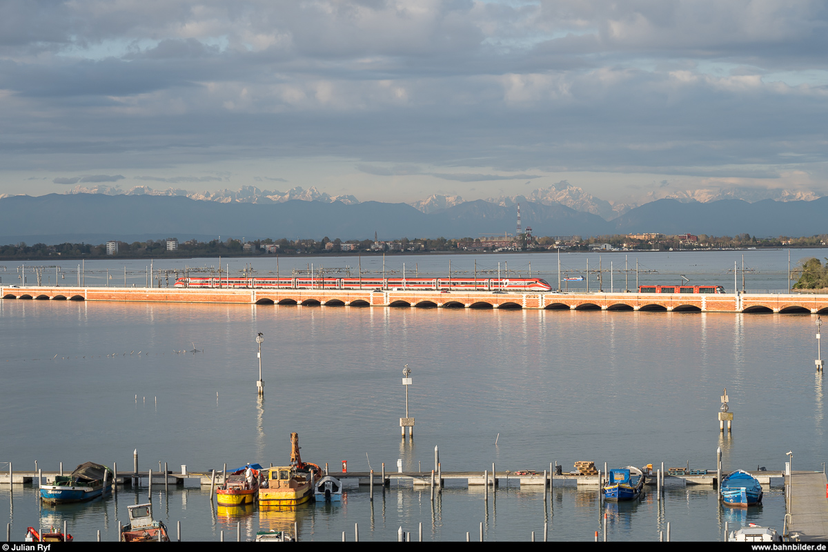 Trenitalia ETR 400 und ACTV Translohr-Spurbus am 14. November 2019 auf der Ponte della Libertà in Venedig