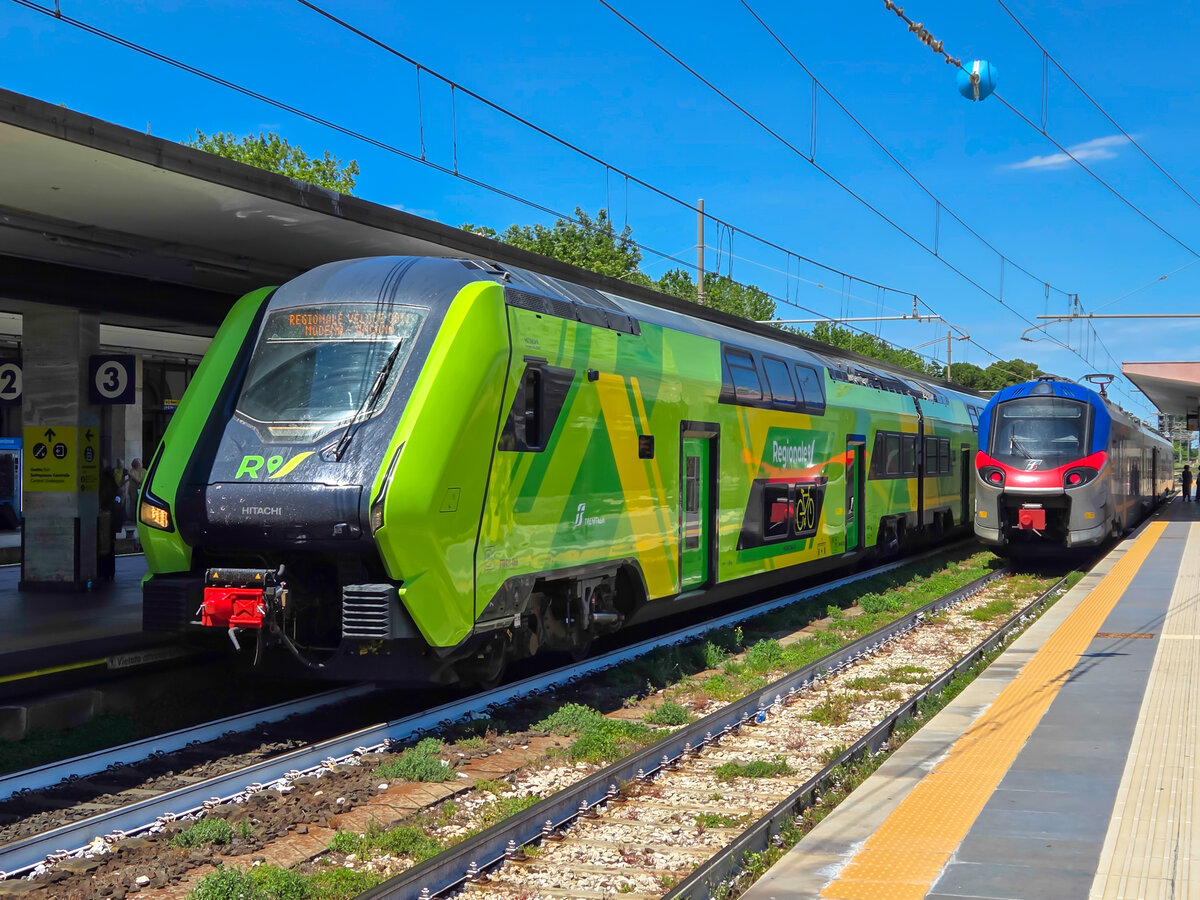Trenitalia ETR 421-066 steht mit einem Regionale veloce nach Ancona in Rimini, 15.06.2026.