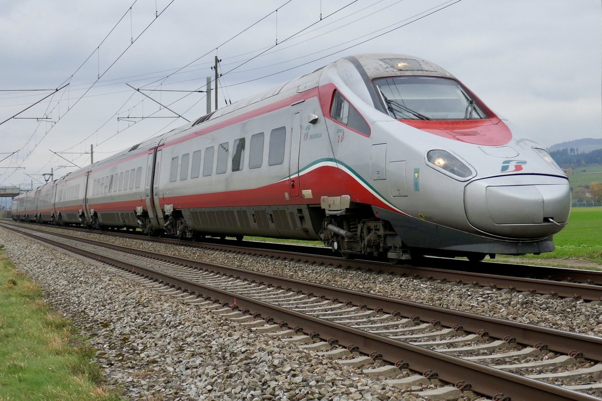 Trenitalia ETR 610 als EC 57 nach Milano, am 3.11.18 bei Kiesen.