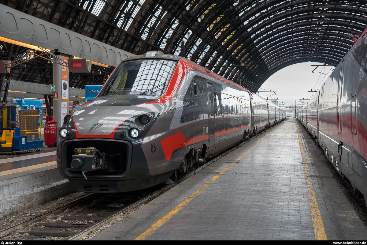 Trenitalia ETR 700 005 erreicht am 14. November 2019 als Frecciargento 8806 Pescara - Milano Centrale seinen Endbahnhof.<br>
Die AnsaldoBreda V250 wurden ursprünglich für die NS und die SNCB gebaut und sollten auf der unter der Marke Fyra vermarkteten Hochgeschwindigkeitsnetz in Belgien und der Niederlande zum Einsatz kommen. Die Züge erwiesen sich jedoch bereits nach kurzer Zeit als so unzuverlässig, dass sie von den beiden Bahngesellschaften nicht übernommen und die bereits übernommenen Züge wieder an den Hersteller zurückgegeben wurden. 
Nach diversen Anpassungen und Umbauten verkehren die ersten von 17 von Trenitalia übernommenen Zügen seit Juni 2019 als Frecciargento zwischen Milano und der Adriaküste.