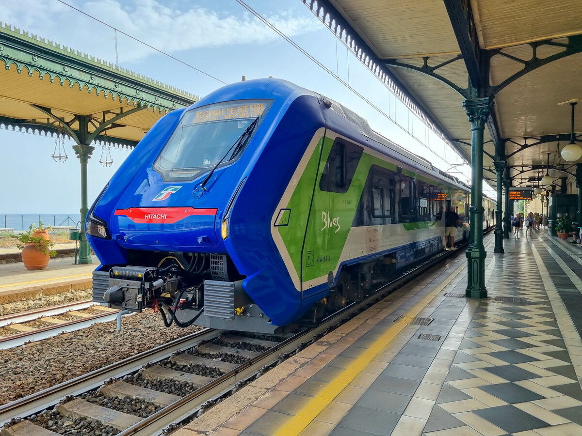 Trenitalia Hitachi  Blues  HTR412-013 mit dem Regionale Veloce nach Messina in Taormina-Giardini, 21.09.2023.
