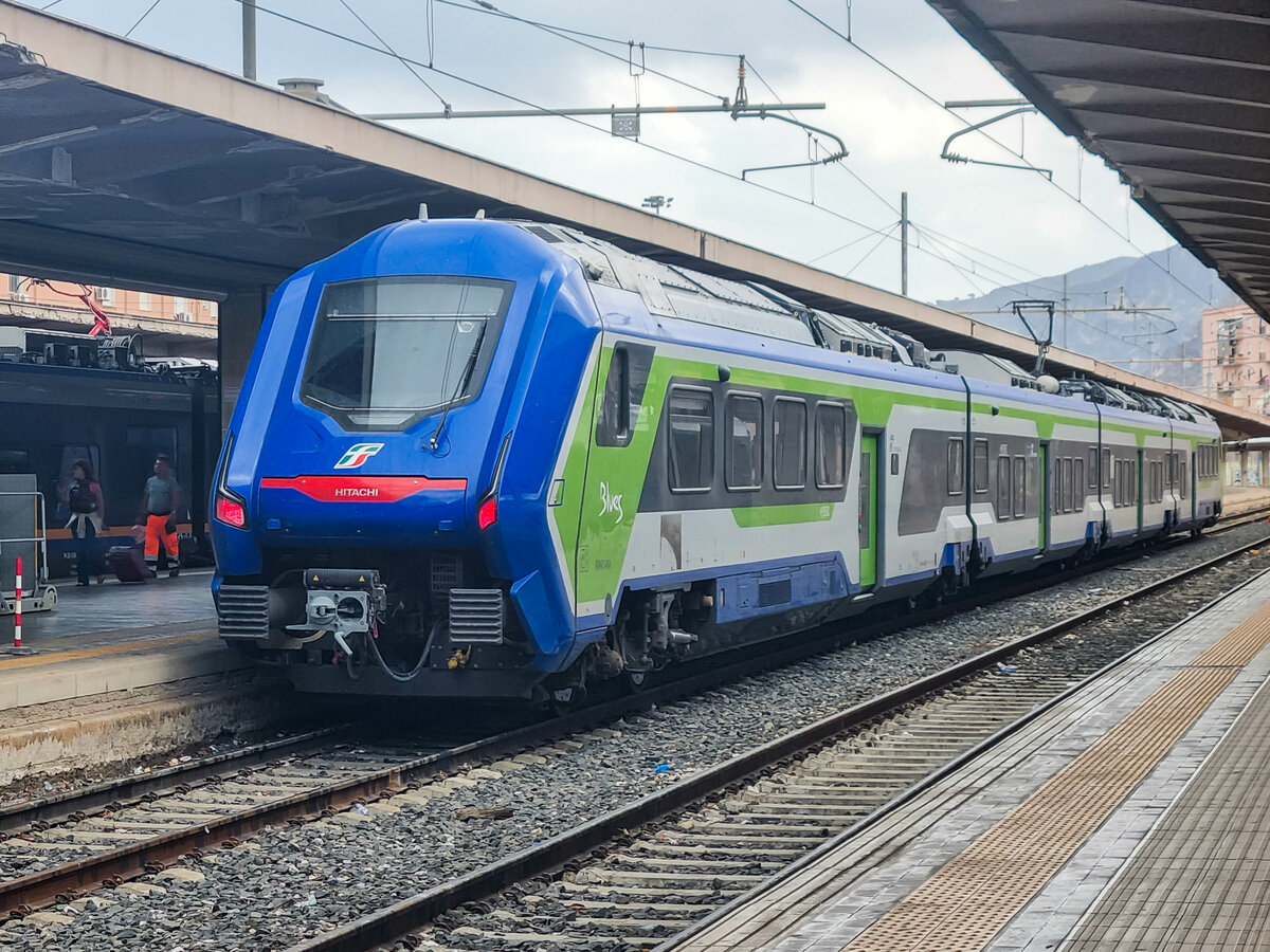 Trenitalia Hitachi  Blues  wartet in Palermo Centrale auf neue Aufgaben, 23.09.2023.