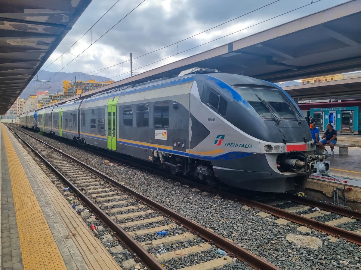Trenitalia  Minuetto  501 058 steht mit einem Regionalzug nach Agrigento in Palermo Centrale, 23.05.2023.
