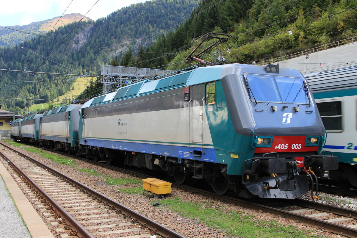 Trenitlia E405 005 und 3 weitere Schwestermaschinen abgestellt am Bahnhof Brenner/Brennero. Aufgenommen am 22.09.2014