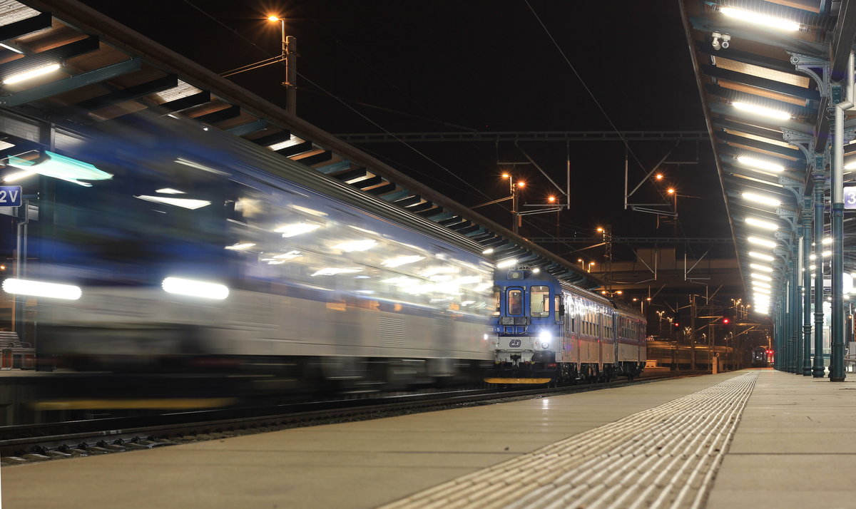 Trennung der Fahrzeuge 842 003 und 842 008 am 23.11.2019 in Plzeň hlavní nádraží.