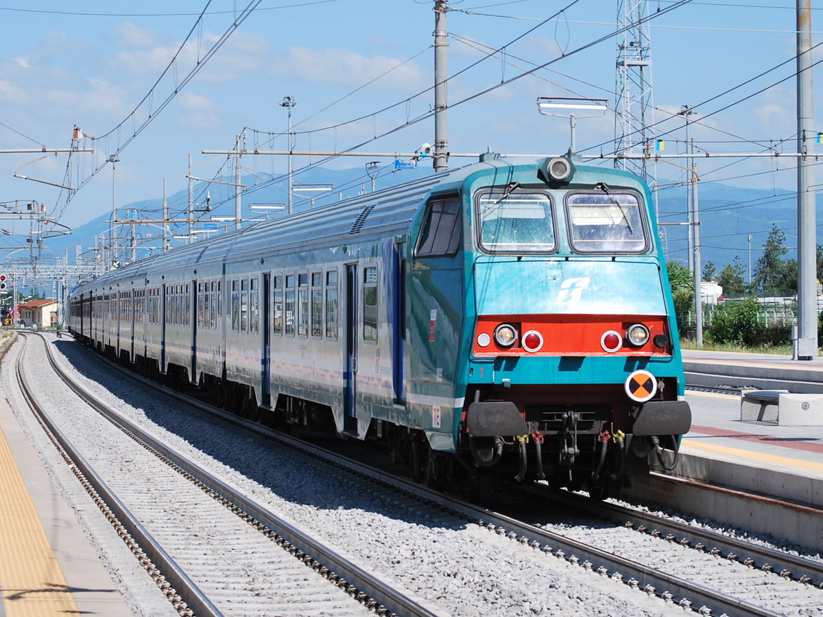 Treno regionale von Trenitalia trifft im Bahnhof Arezzo ein (Kurs Firenze SMN - Roma Termini); Juni 2018.