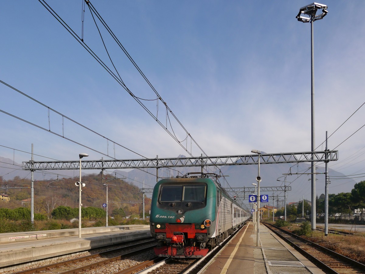 TRENORD E464 192 mit Wendezuggarnitur fährt als R2565 von Tirano über Colico nach Milano-Centrale.

2015-11-17  Colico 