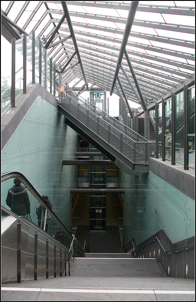Treppenabgang unter Glas -

Zugang zum U-Bahnhof Bensberg. Seit 2000 endet die Kölner Stadtbahnlinie 1 hier unterirdisch.

11.10.2014 (M)