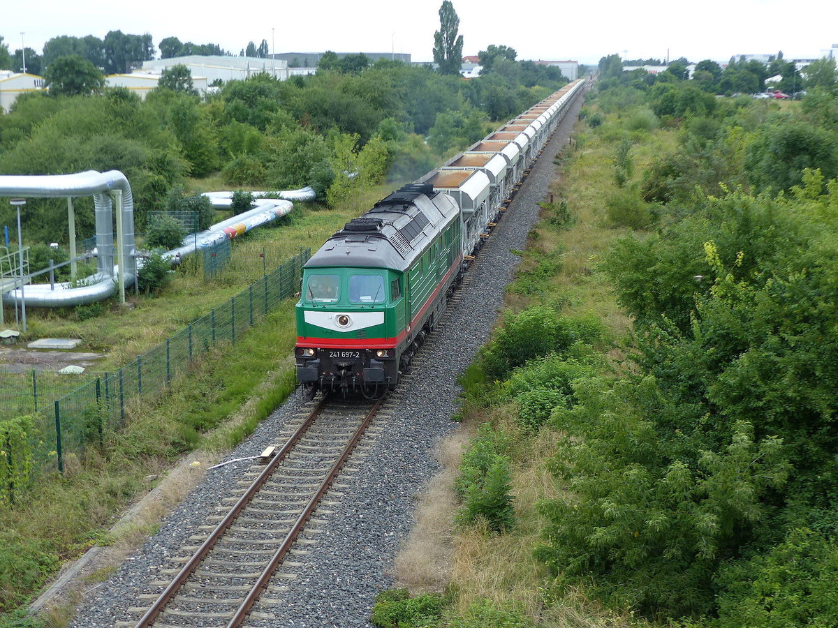 TRG 241 697-2 mit leeren GATX Faccns-Wagen von Kühnhausen nach Stassfurt, am 27.07.2017 in Erfurt Nord.
