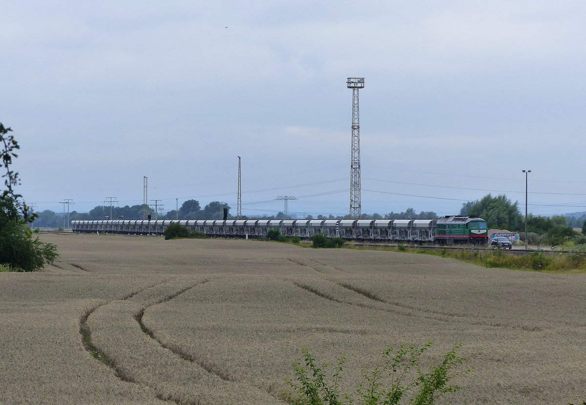 TRG 241 697-2 mit leeren GATX-Wagen, am 27.07.2017 an der Kiesverladestelle KIMM in Elxleben.